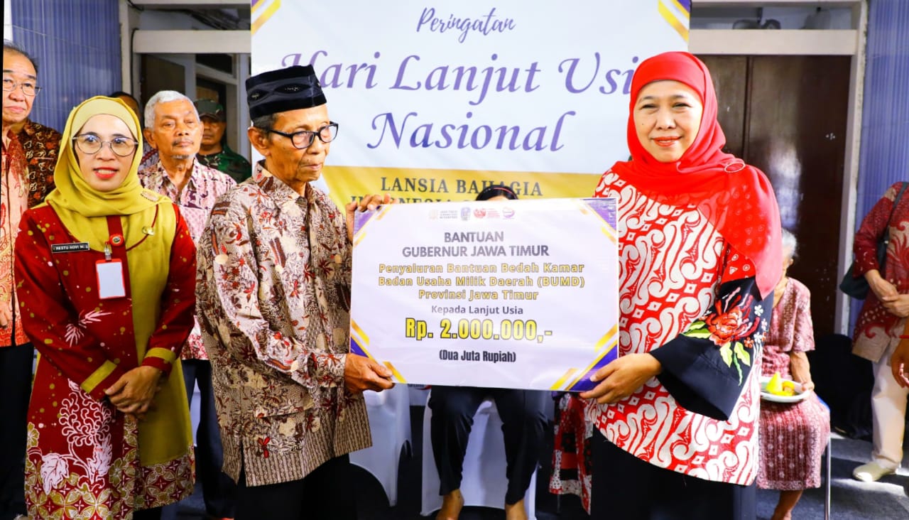 Khofifah Berbaur dengan Lansia, Hadirkan Kebahagiaan di Hari Lanjut Usia Nasional