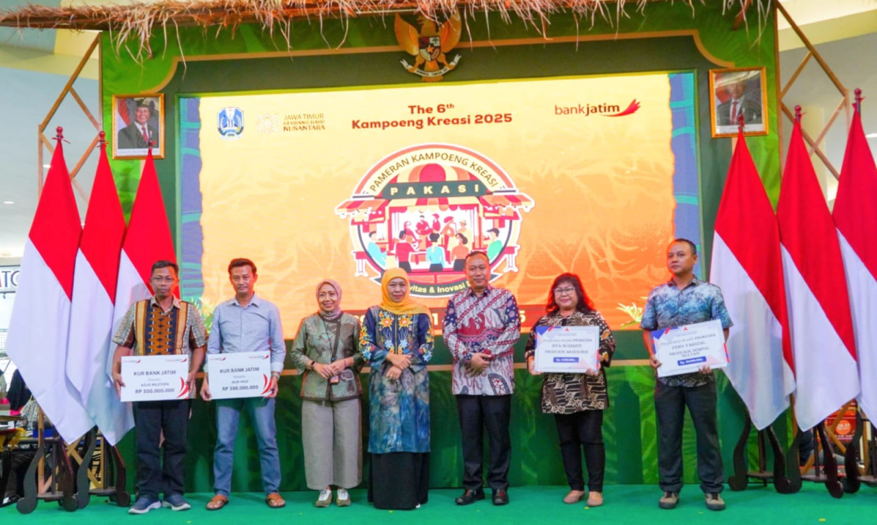 penyerahan KUR Bank Jatim dalam kegiatan Pameran Produk Kreativitas dan Inovasi Desa The 6th Pameran Kampoeng Kreasi (PAKASI) Tahun 2025,Kamis (29/5)
