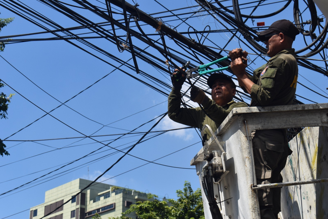 Satpol PP dan Dinas Sumber Daya Air dan Bina Marga (DSDABM), Pemkot melakukan penertiban terhadap kabel-kabel fiber optik (FO) milik penyedia layanan internet yang dipasang tanpa izin, Kamis (1/5/2025).
