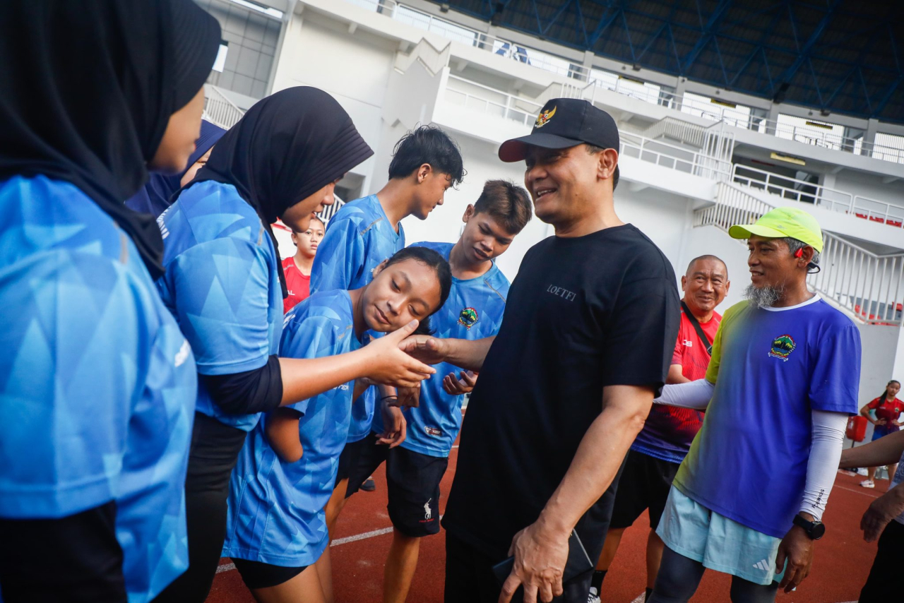 Gubernur Jawa Tengah Ahmad Luthfi saat meninjau langsung pemusatan latihan para atlet di Stadion Jatidiri, Kota Semarang, Jumat (16/5/2025)