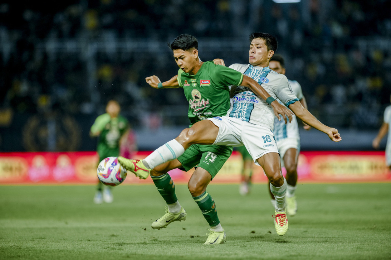 Aksi Malik Risaldi saat membela Persebaya menghadapi PSBS Biak di Stadion Gelora Bung Tomo pada (15/2) lalu. (Persebaya)