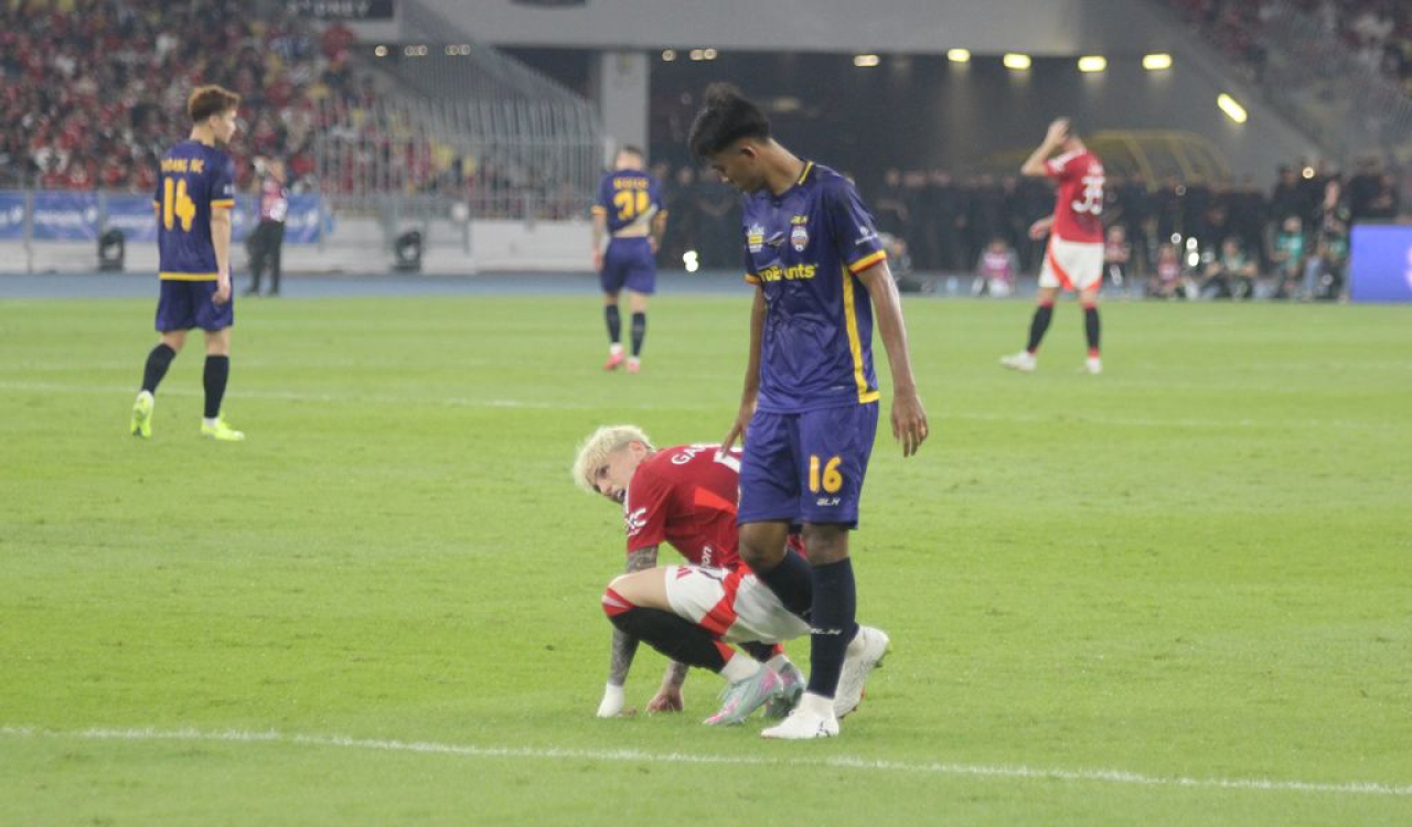 Bek PERSIB yang memperkuat ASEAN All Stars, Kakang Rudianto sukses mematikan pergerakan penyerang Manchester United, Alejandro Garnacho pada pertandingan ekshibisi di Stadion Bukit Jalil, Kuala Lumpur, Malaysia, Rabu, 28 Mei 2025. (PERSIB.co.id/Dok Muhamm