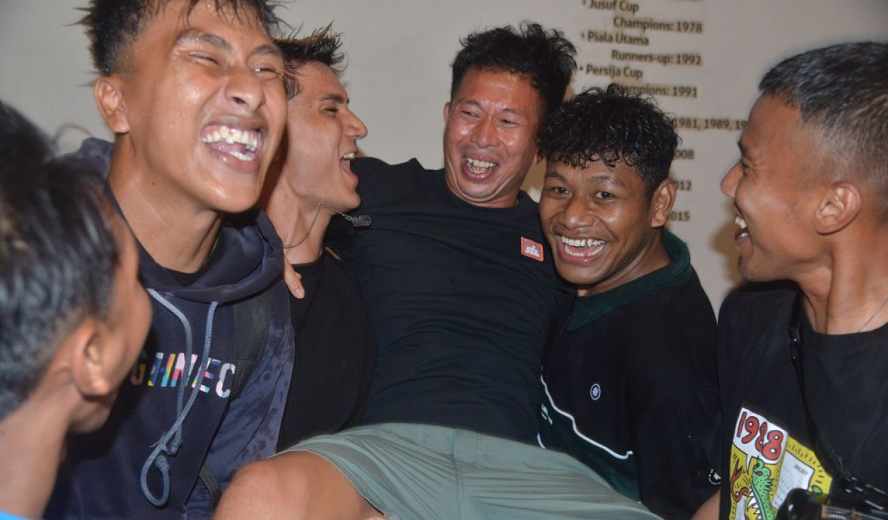 Para penjaga gawang PERSIB mengangkat asisten pelatih kiper I Made Wirawan di balkon Dapur dan Kopi, Jalan Sulanjana Kota Bandung, Senin, 5 Mei 2025. (PERSIB.co.id/Barly Isham)