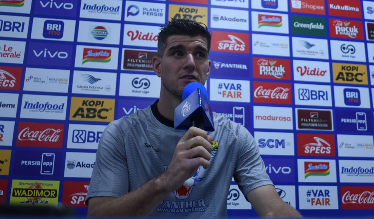 Bek PERSIB, Nick Kuipers memberikan keterangan pers menjelang pertandingan melawan Barito Putera di Stadion Gelora Bandung Lautan Api, Kamis, 8 Mei 2025. (PERSIB.co.id/Sutanto Nurhadi Permana)