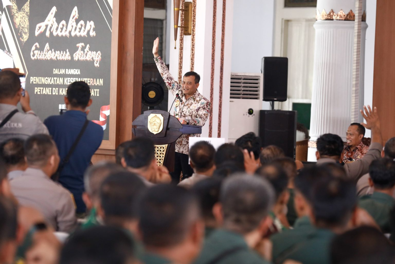 Gubernur Jawa Tengah Ahmad Luthfi saat memberikan arahan dalam acara penandatanganan dukungan TNI-Polri terhadap kebijakan peningkatan kesejahteraan petani, di Pendopo Kabupaten Pati, Kamis (8/5/2025).
