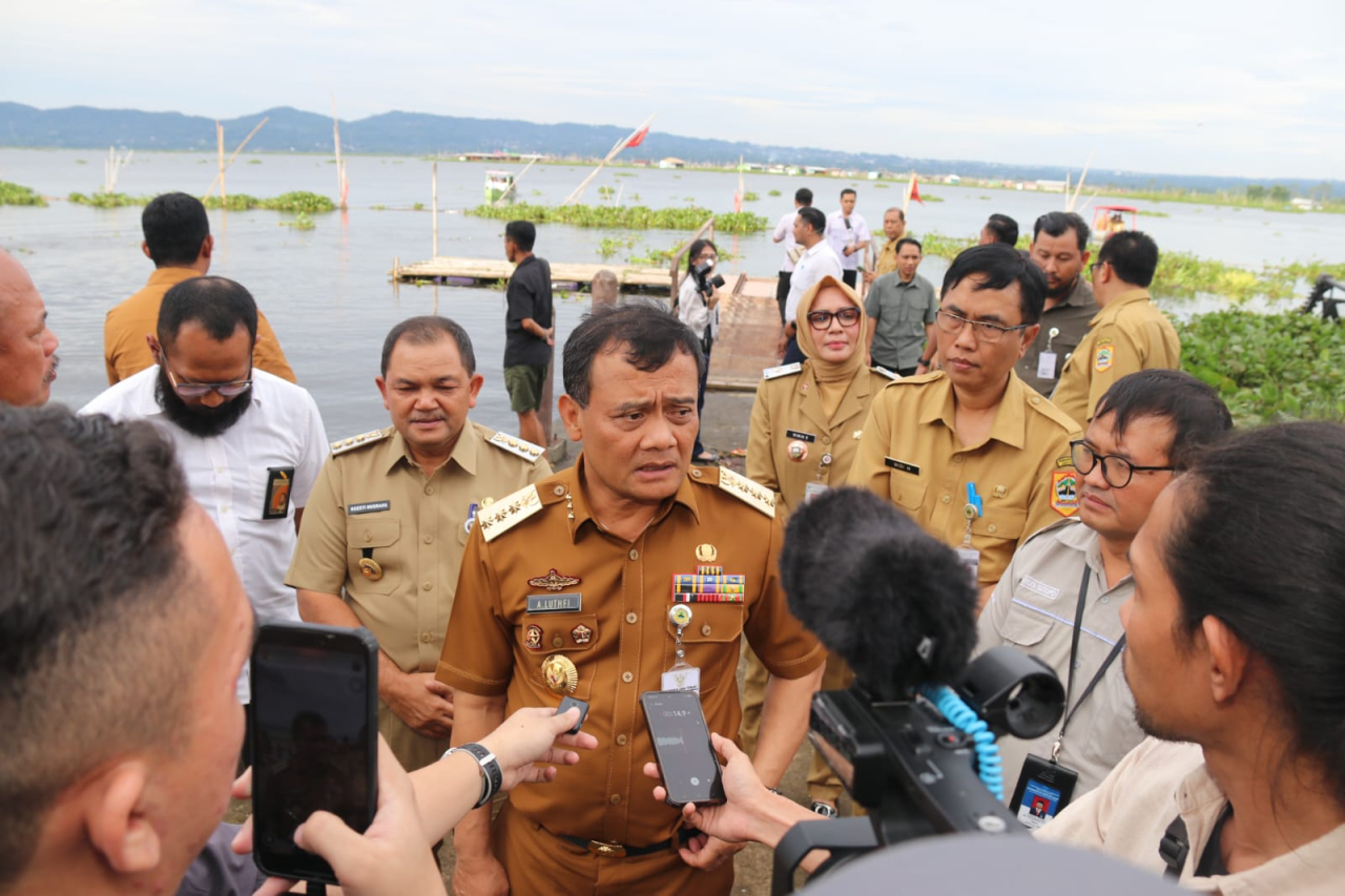Gubernur Jawa Tengah Ahmad Luthfi saat mengunjungi kawasan Rawa Pening, Senin (26/5/2025).