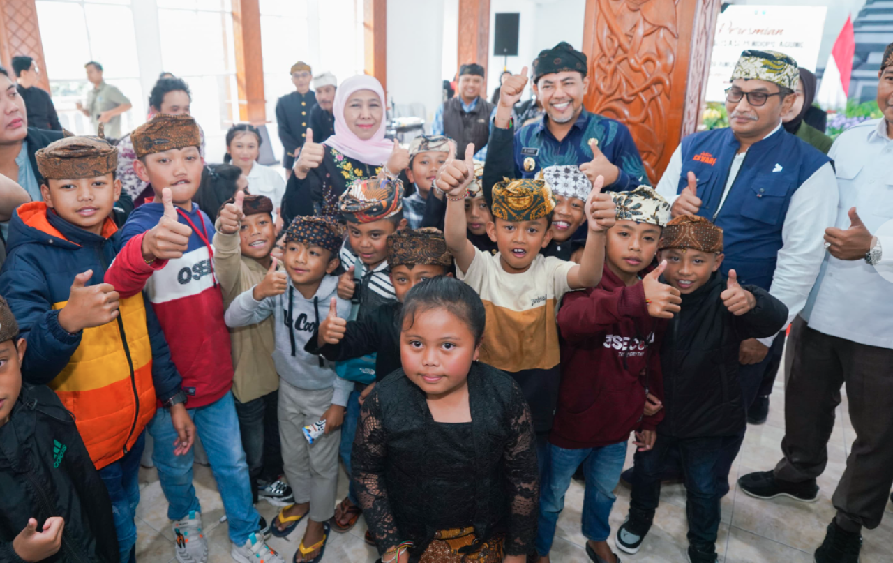 Gubernur Jawa Timur Khofifah Indar Parawansa di sela sela acara peresmian revitalisasi Pendopo Agung Desa Ngadisari, Kecamatan Sukapura, Kabupaten Probolinggo, Sabtu (3/5/2025).
