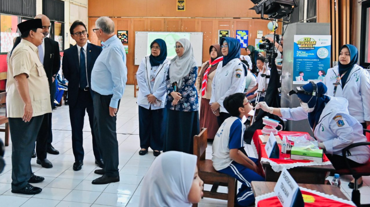 Presiden Prabowo Subianto dan Bill Gates meninjau pemeriksaan kesehatan dasar di SD Negeri Jati 03, pada Rabu, 7 Mei 2025 Foto: BPMI Setpres/Laily Rachev