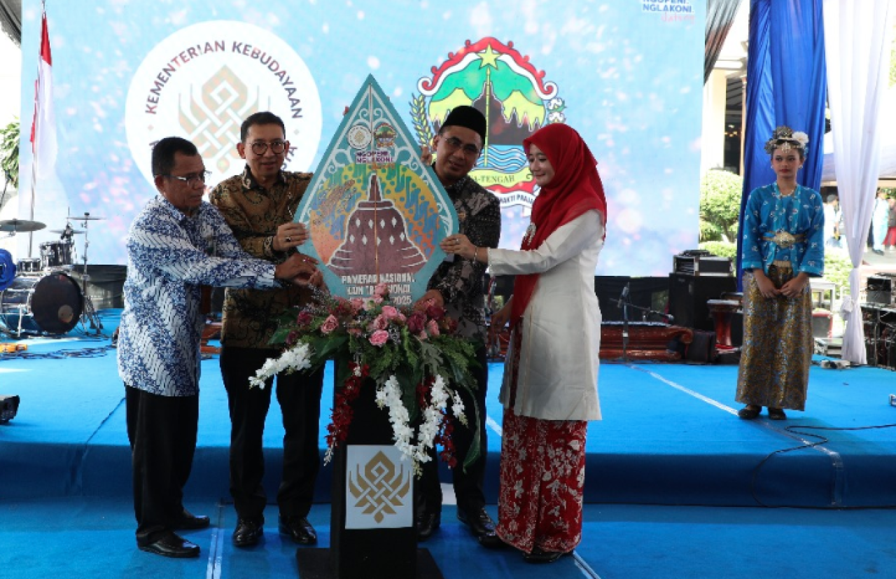 Pameran Kain Nusantara 2025 yang mengusung tema “Rupa Warna Wastra Nusantara” ini dibuka secara resmi oleh Menteri Kebudayaan Fadli Zon, Jumat (9/5/2025).