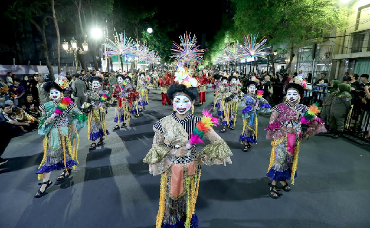 Parade bertajuk Light Culture Parade menampilkan seni dan budaya dari 98 kota anggota APEKSI, mulai dari tarian tradisional hingga busana adat.