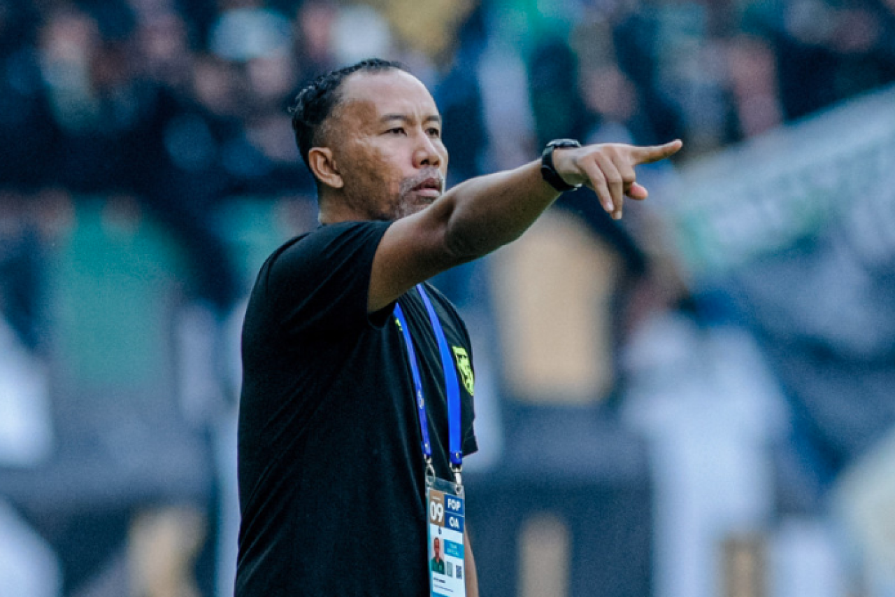 Coach Uston Nawawi Saat Memimpin Tim Persebaya ketika menghadapi Arema FC pada (7/12) lalu yang berakhir dengan skor 3-2. Saat itu Coach Uston menggantikan Coach Paul Munster yang harus absen karena sanksi akumulasi kartu. (Persebaya)