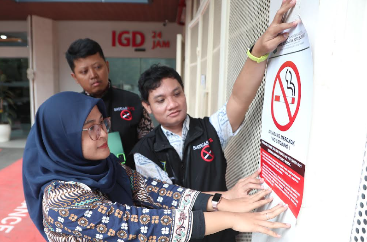 Pemerintah Kota Surabaya terus mengintensifkan pengawasan terhadap pelaksanaan Kawasan Tanpa Rokok (KTR) dan Kawasan Terbatas Merokok (KTM)