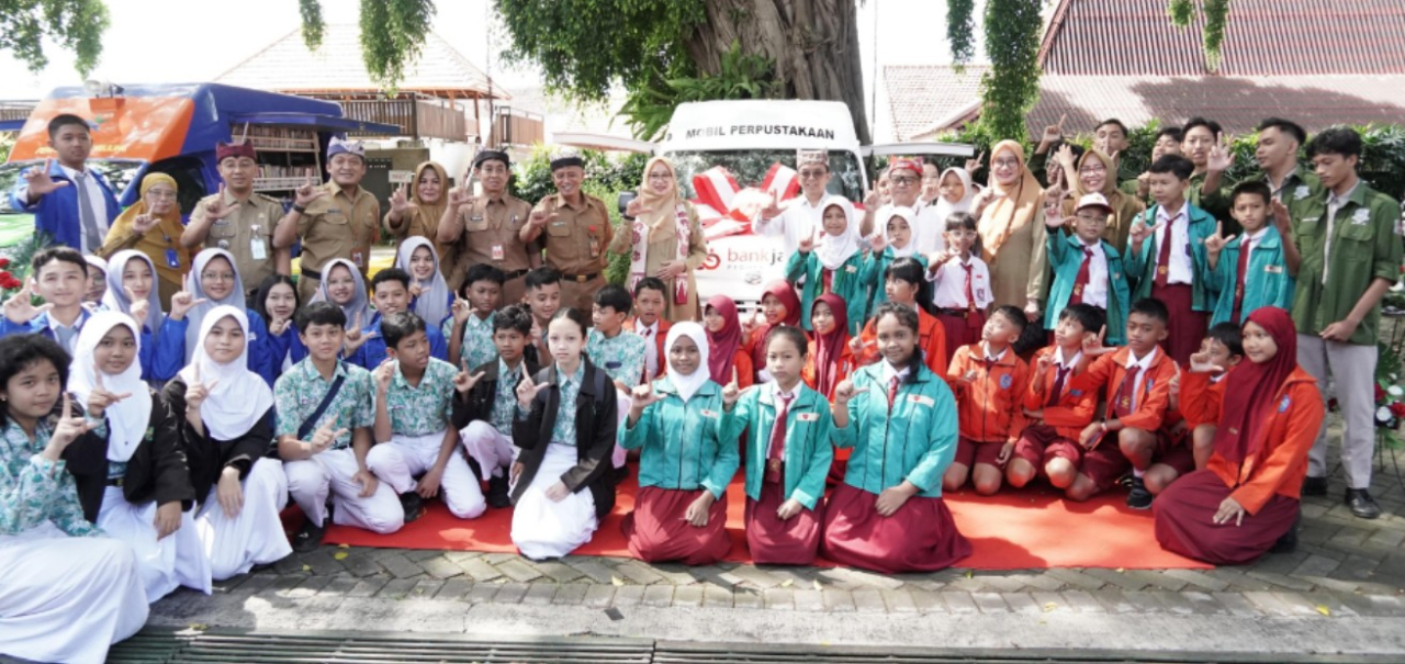 Bank Jatim memberikan CSR kepada Pemerintah Kabupaten Banyuwangi berupa rehabilitasi 14 unit Rumah Tidak Layak Huni (RTLH), pengadaan 20 tempat sampah 120 L, 20 tempat sampah kotak, serta 1 unit mobil perpustakaan keliling