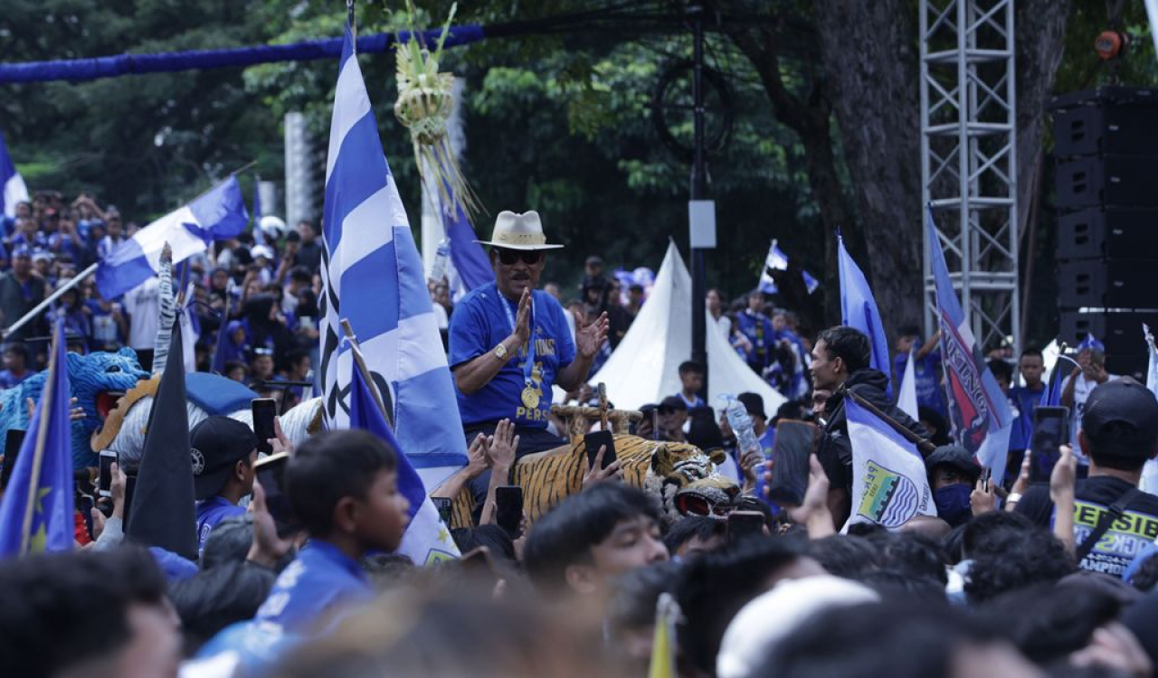 Manajer PERSIB menunggangi sisingaan pada perayaan juara di areal Gedung Sate, Minggu, 25 Mei 2025. (PERSIB.co.id/Adhi Pratam)