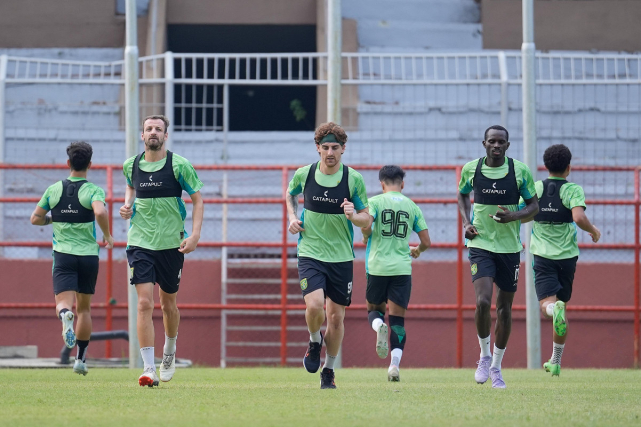 Punggawa PERSEBAYA menjalani sesi pemanasan sebelum melakukan latihan. (Persebaya)