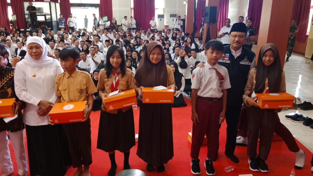 Menteri Sosial Saifullah Yusuf dan Gubernur Jawa Timur Khofifah Indar Parawansa  dalam Dialog Pilar-pilar Sosial se-Malang Raya yang digelar di Universitas Negeri Malang, Jumat (2/5/2025)