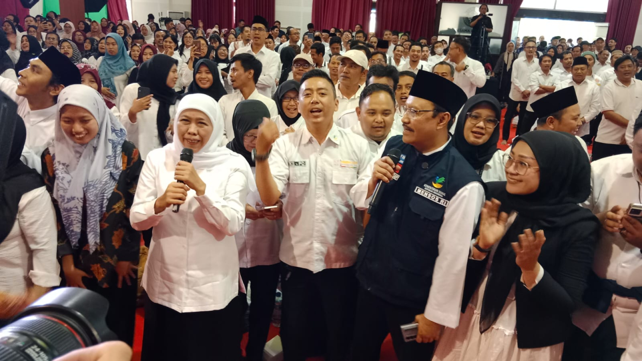 Gubernur Jawa Timur Khofifah bersama Menteri Sosial Saifullah Yusuf saat menghadiri menghadiri Dialog Pilar-pilar Sosial se-Malang Raya bersama Menteri Sosial RI Saifullah Yusuf di Universitas Negeri Malang (UM), Jumat (2/5).