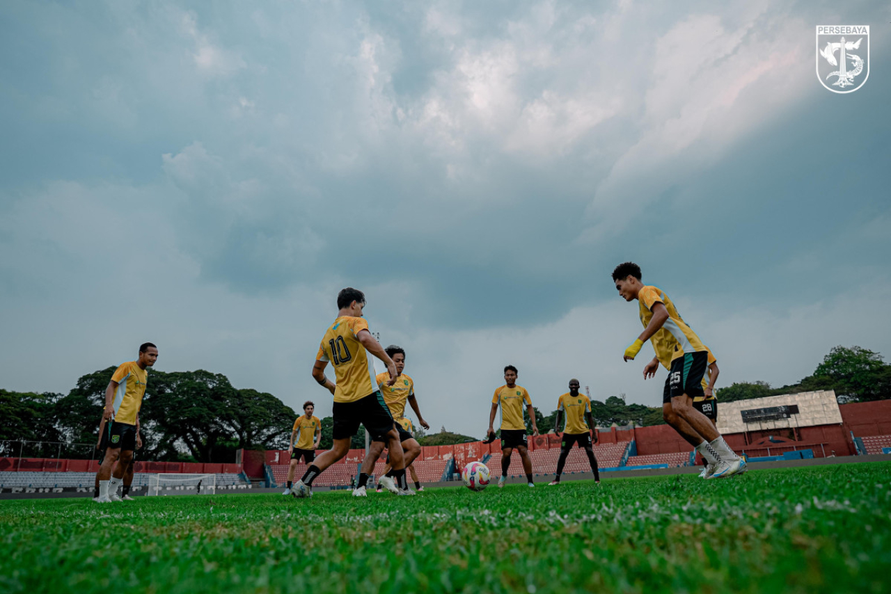Bruno Moreira dkk saat menjalani sesi latihan rondo di Stadion Brawijaya, Kediri, Minggu (4/4) sore. (Persebaya)