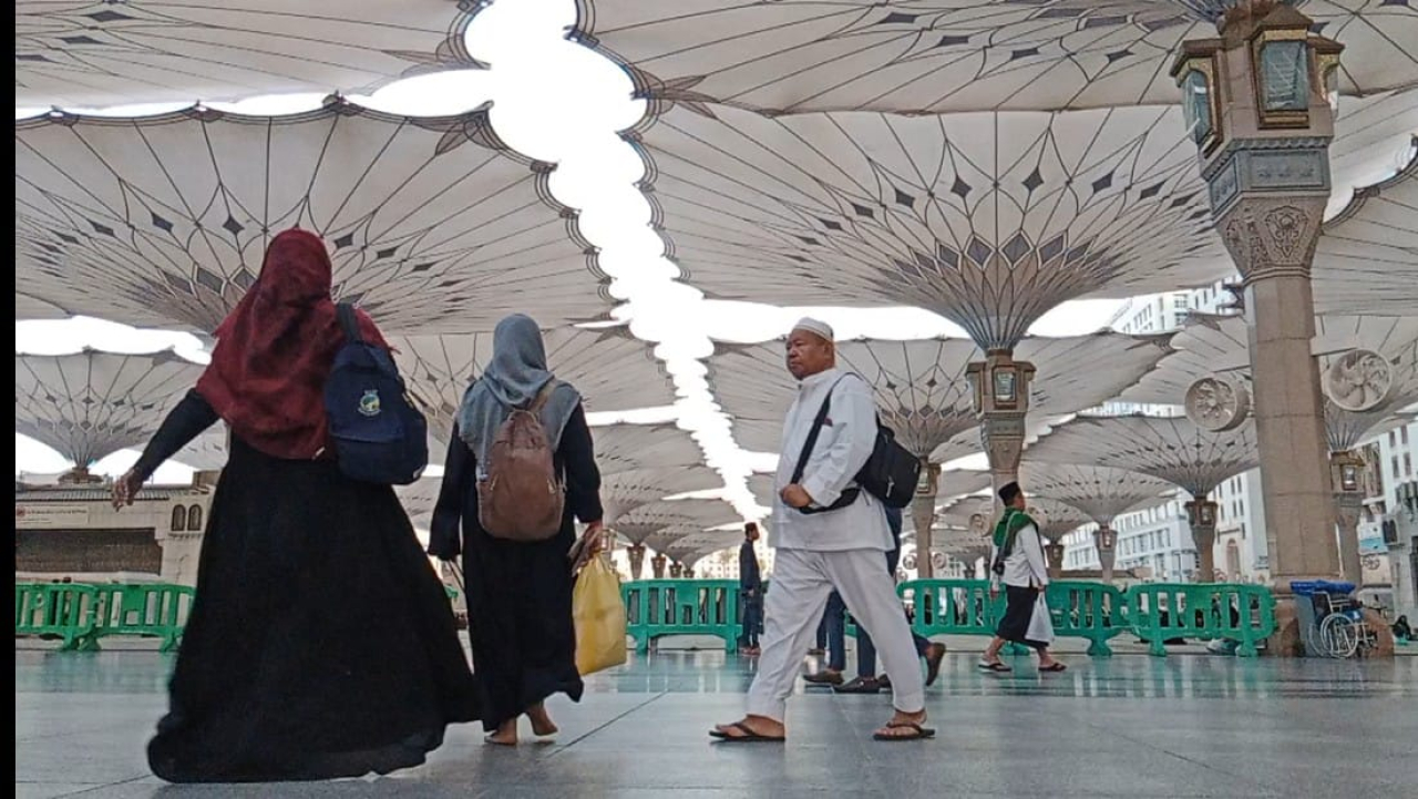 Heatstroke atau yang sering dikenal dengan serangan panas merupakan sebuah kondisi dimana tubuh tidak mampu mengontrol kenaikan suhu yang disebabkan oleh cuaca yang panas.