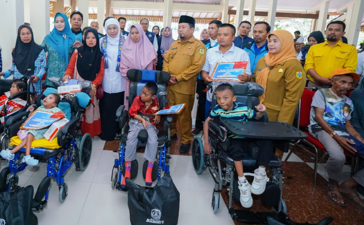 Pemerintah Provinsi Jawa Timur menyalurkan bantuan sosial senilai Rp12,923 miliar untuk masyarakat Kabupaten Bondowoso, Selasa (6/5/2025)