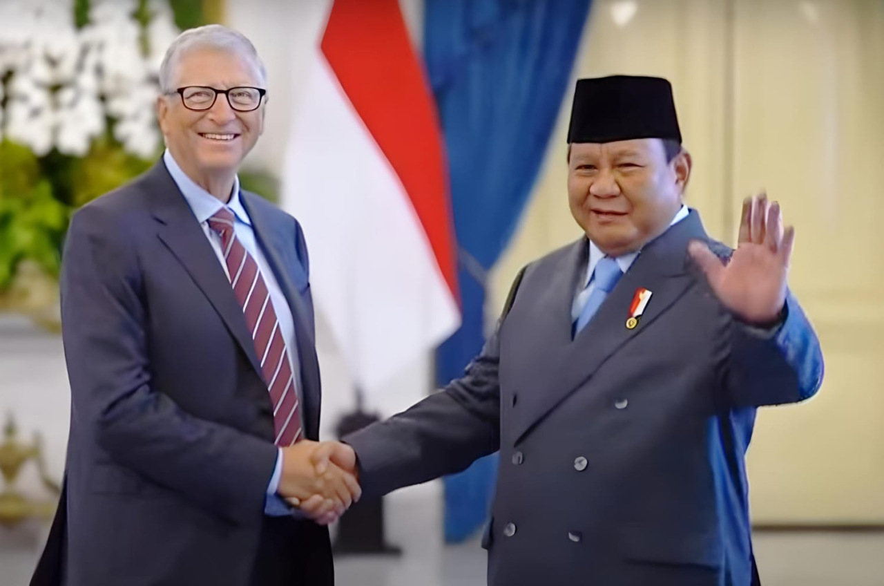 Presiden Prabowo Subianto (kanan) berjabat tangan dengan Pendiri Microsoft dan tokoh filantropi dunia Bill Gates (kiri) di ruang kredensial, Istana Merdeka, Jakarta, Rabu (7/5/2025). Pertemuan tersebut membahas sejumlah inisiatif pembangunan berkelanjutan