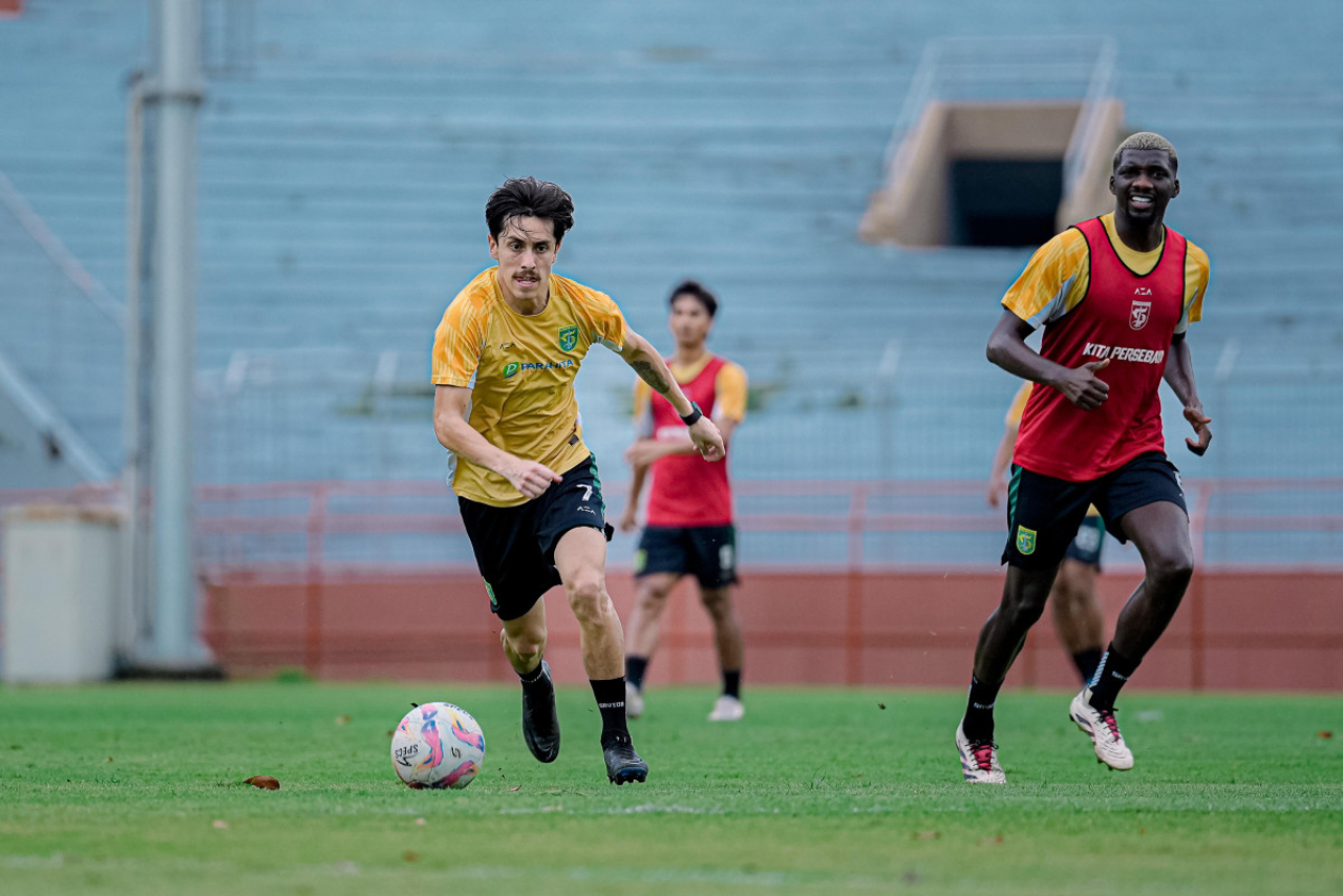 Francisco Rivera dan Gilson Costa dalam sesi latihan di Stadion Gelora 10 Nopember, Kamis (8/5) sore. (Persebaya)