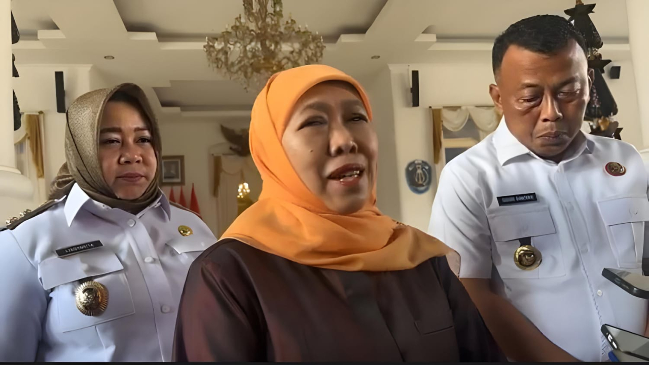 Gubernur Jawa Timur Khofifah Indar Parawansa memberikan keterangan pers usai  menyalurkan bantuan sosial senilai total Rp3,9 miliar bagi masyarakat rentan di Kabupaten Ponorogo, Rabu (14/5).