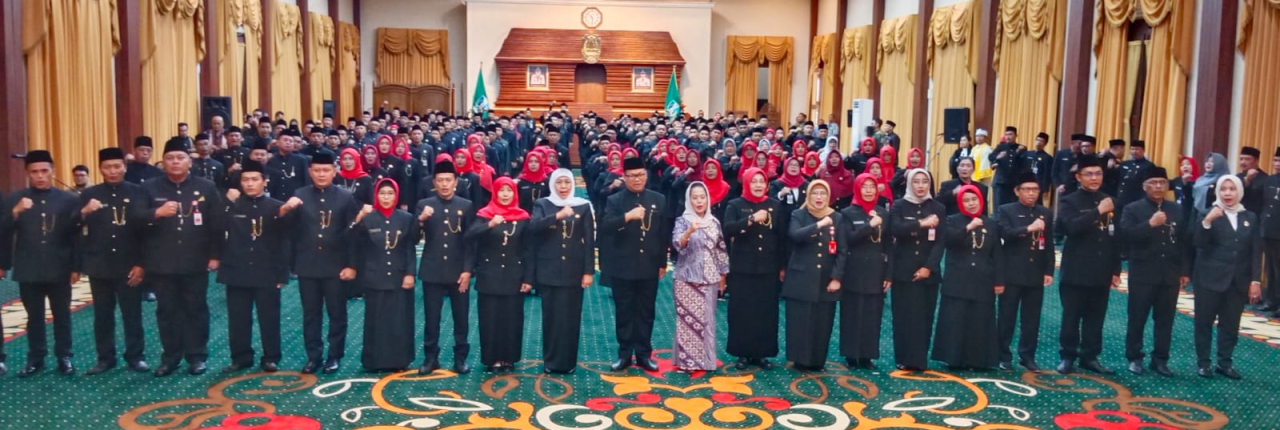Gubernur Jawa Timur Khofifah Indar Parawansa saat melantik dan mengambil sumpah 198 kepala satuan pendidikan di lingkungan Pemerintah Provinsi Jawa Timur. Bertempat di Gedung Negara Grahadi, Surabaya, Jumat (16/5/2025)
