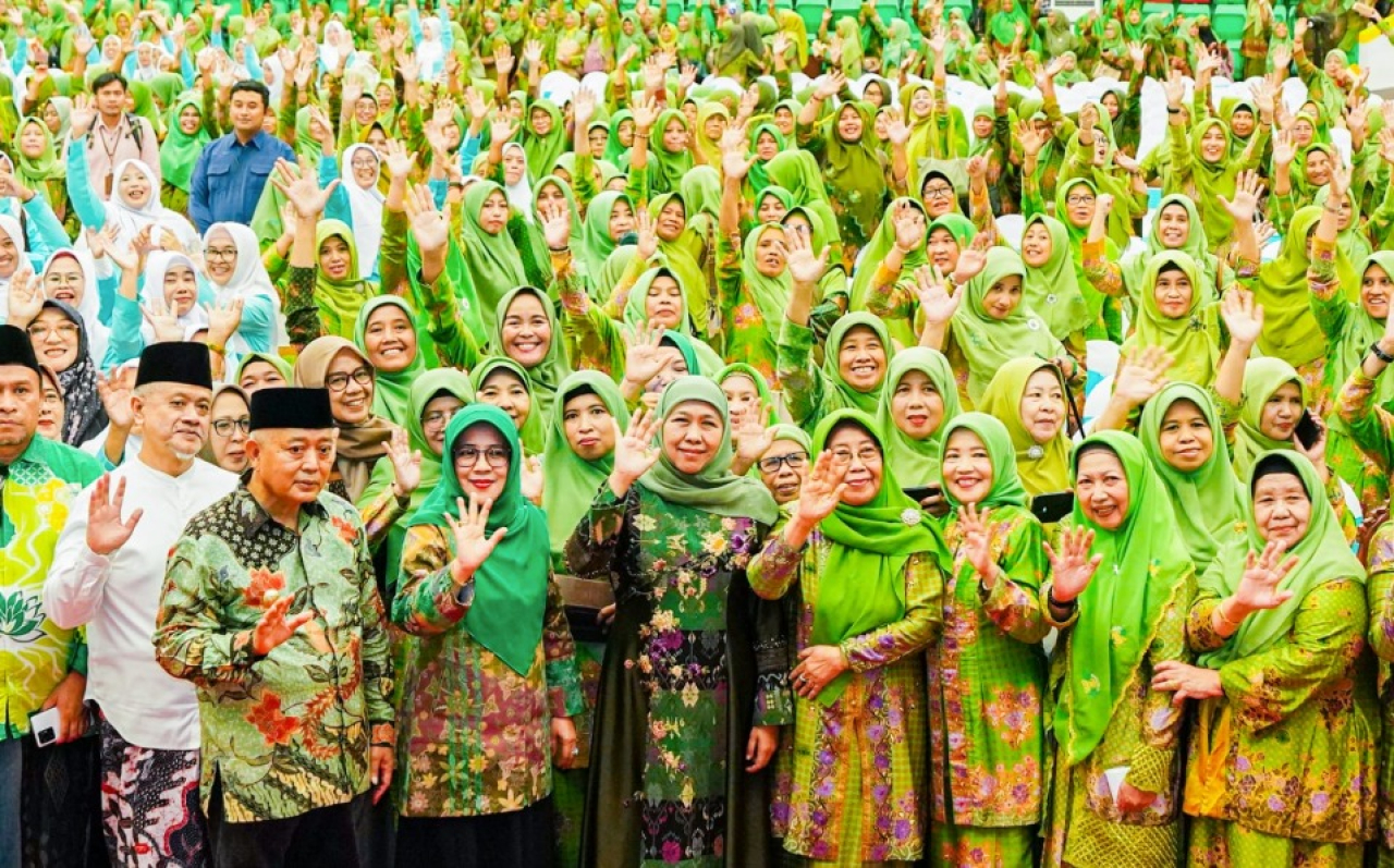 Gubernur Jawa Timur sekaligus Ketua Umum Dewan Pembina PP Muslimat NU, Khofifah Indar Parawansa saat menghadiri peringatan Hari Lahir ke-79 Muslimat NU, Halal Bihalal, dan pelantikan PAC Muslimat NU se-Kabupaten Malan