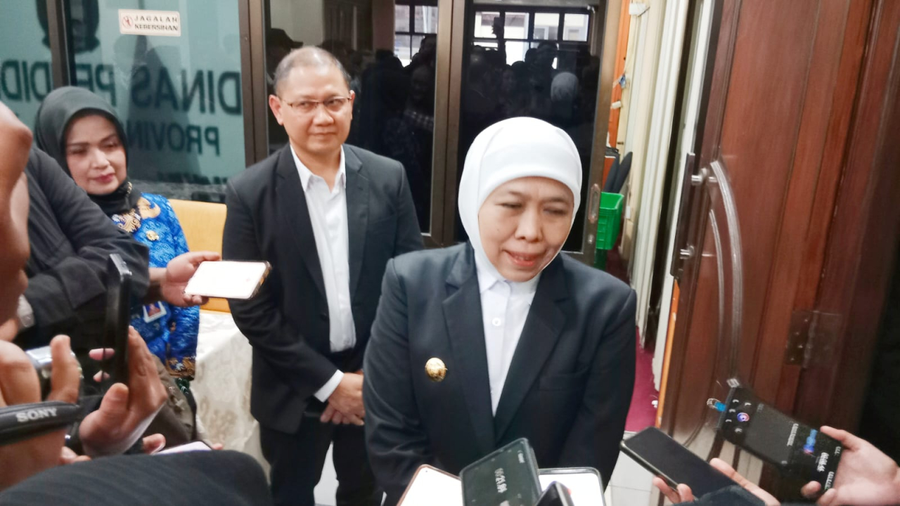 Gubernur Jawa Timur, Khofifah Indar Parawansa, didampingi Kepala Dinas Pendidikan Jatim Aries Agung Paewai memberikan keterangan pers usai Peluncuran program di Kantor Dinas Pendidikan Jawa Timur, Surabaya,Selasa (20/5/2025)