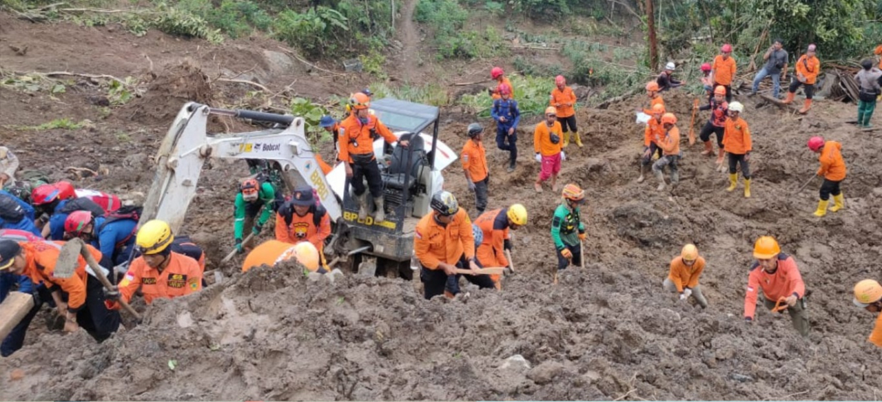 upaya pencarian korban tanah longsor di Dusun Kebonagung, Desa Depok, Kecamatan Bendungan, Kabupaten Trenggalek terus dilakukan dengan melibatkan berbagai unsur, mulai dari aparat TNI, Polri, hingga relawan, Jumat (23/5)
