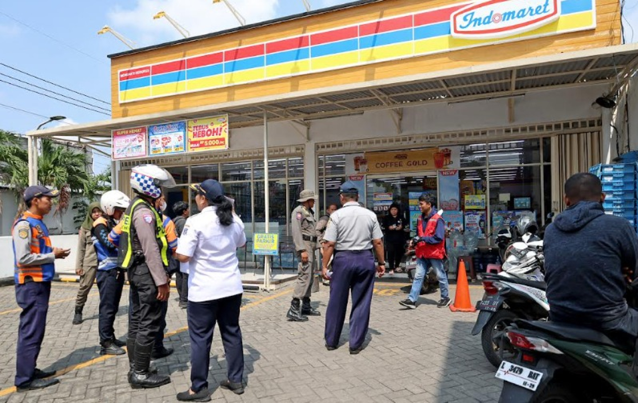 Dishub Kota Surabaya menggelar operasi gabungan untuk menertibkan juru parkir liar yang kerap meresahkan masyarakat, khususnya di area toko-toko modern