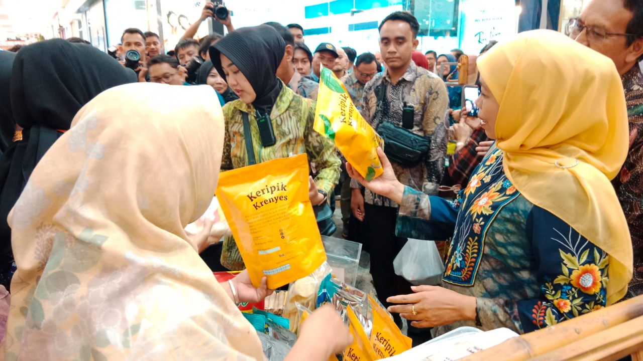 Gubernur Jawa Timur Khofifah Indar Parawansa saat meninjau salah satu stant peserta Pameran Kampoeng Kreasi 2025 di Royal Plaza Surabaya, Kamis (29/5/2025).