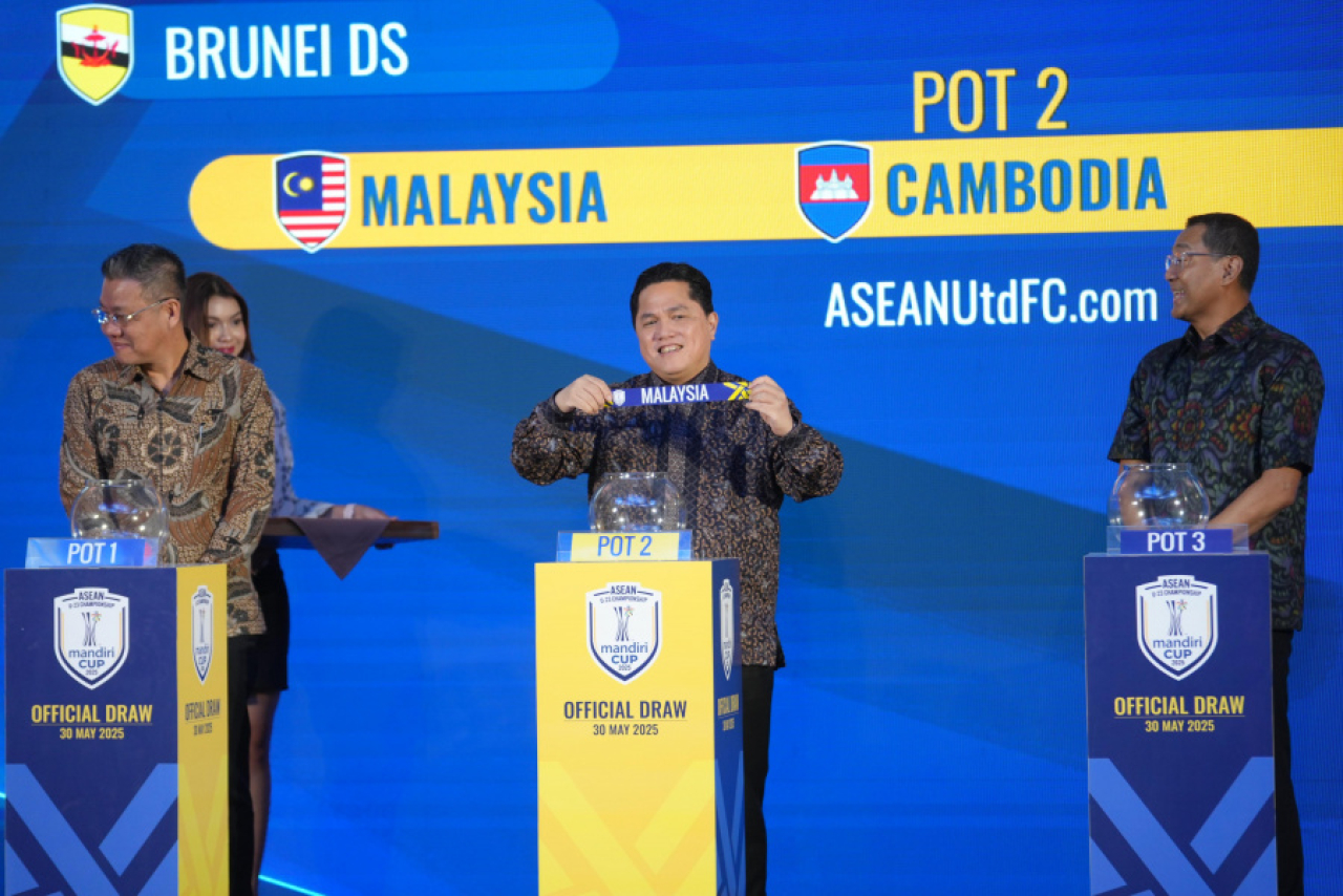 Ketua Umum PSSI, Erick Thohir dalam proses pengundian grup bersama Presiden AFF, Mayjen Khiev Sameth.