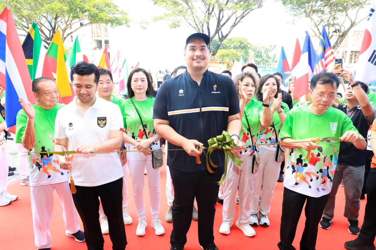 Wakil Gubernur Jawa Timur Emil Elestianto Dardak bersama Menteri Pemuda dan Olahraga Republik Indonesia (Menpora RI) Dito Ariotedjo meresmikan Graha Padel Club Surabaya, Sabtu (14/6/2025)