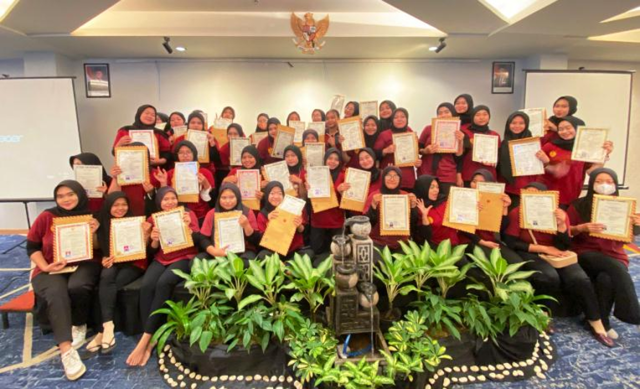 Seluruh pegawai CV Sapta Bona Artha dengan ijazah masing-masing.