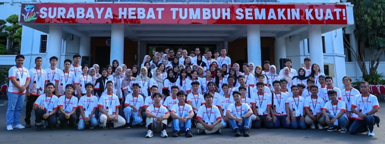 Seratus pelajar SMA/SMK, para ketua OSIS terpilih dari dalam dan luar Kota Surabaya, bersiap memulai perjalanan napak tilas sejarah: "Tur Literasi Bung Karno dan Surabaya"