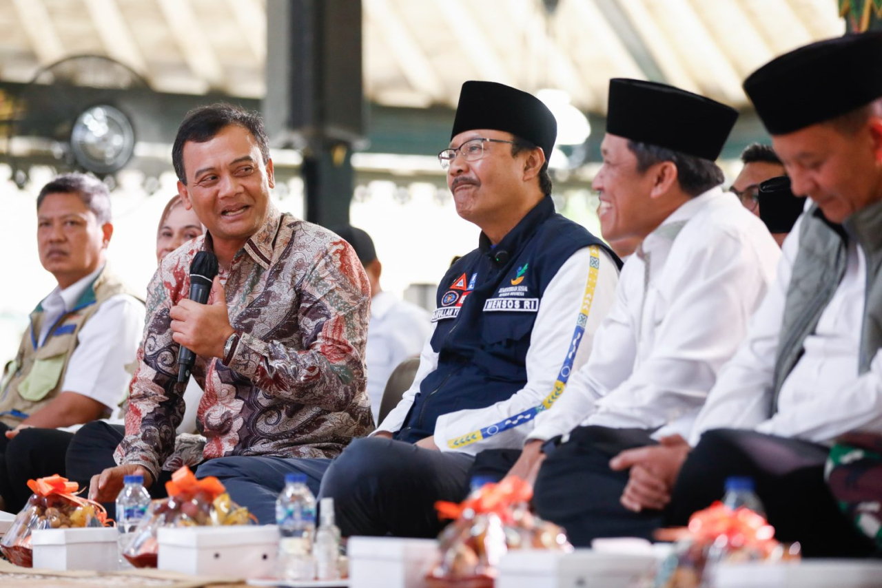 Gubernur Jawa Tengah Ahmad Luthfi saat mendampingi kunjungan kerja Menteri Sosial Syaifullah Yusuf di Kabupaten Wonosobo, Minggu (1/6/2025).