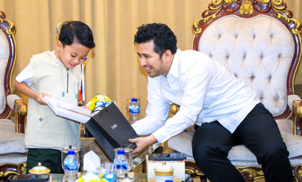 Pelaksana Tugas (Plt) Gubernur Jawa Timur Emil Elestianto Dardak secara khusus mengundang dan memberi penghargaan kepada Rama, begitu ia biasa disapa di rumah dinasnya, Kamis (5/6/2025) malam.