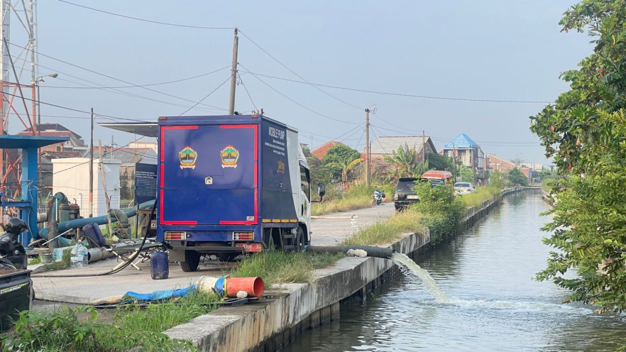 Pemerintah Provinsi Jawa Tengah terus mempercepat penanganan banjir rob yang hingga kini masih merendam sejumlah wilayah di Kecamatan Sayung, Kabupaten Demak.