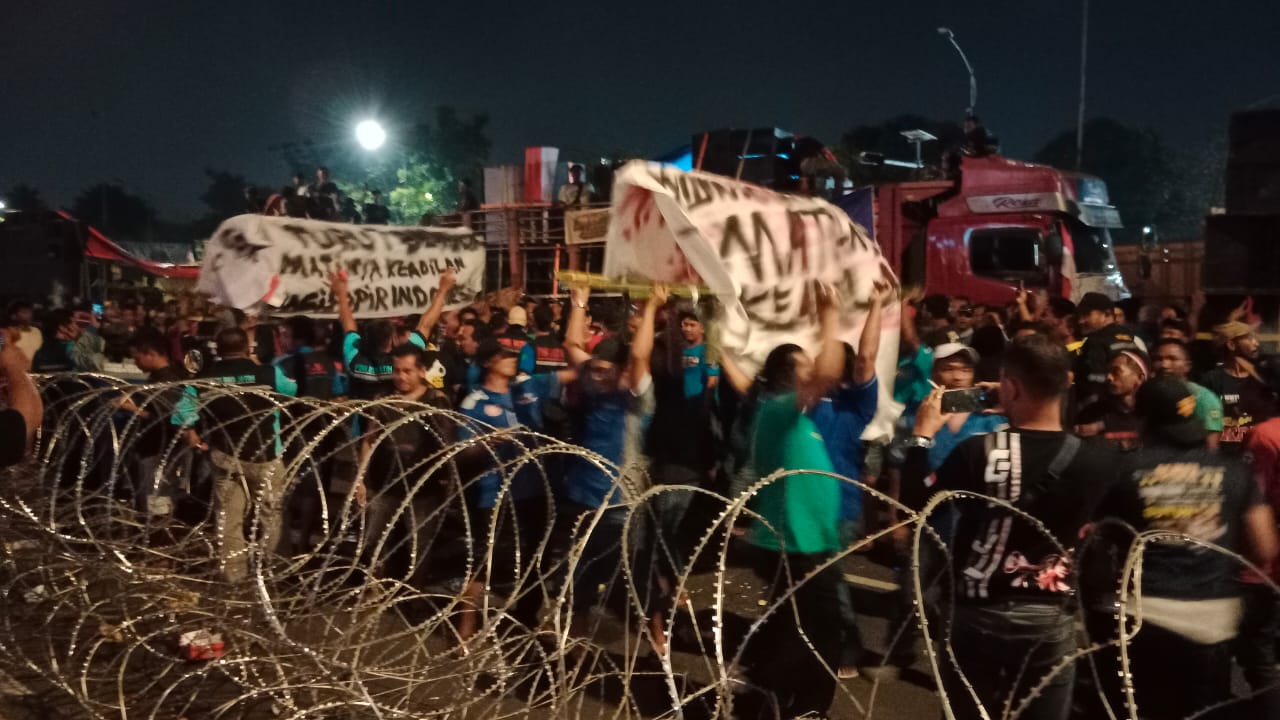 Ratusan sopir truk menggelar unjuk rasa besar-besaran di depan Kantor Gubernur Jawa Timur, Jalan Pahlawan, Surabaya, Kamis (19/6).
