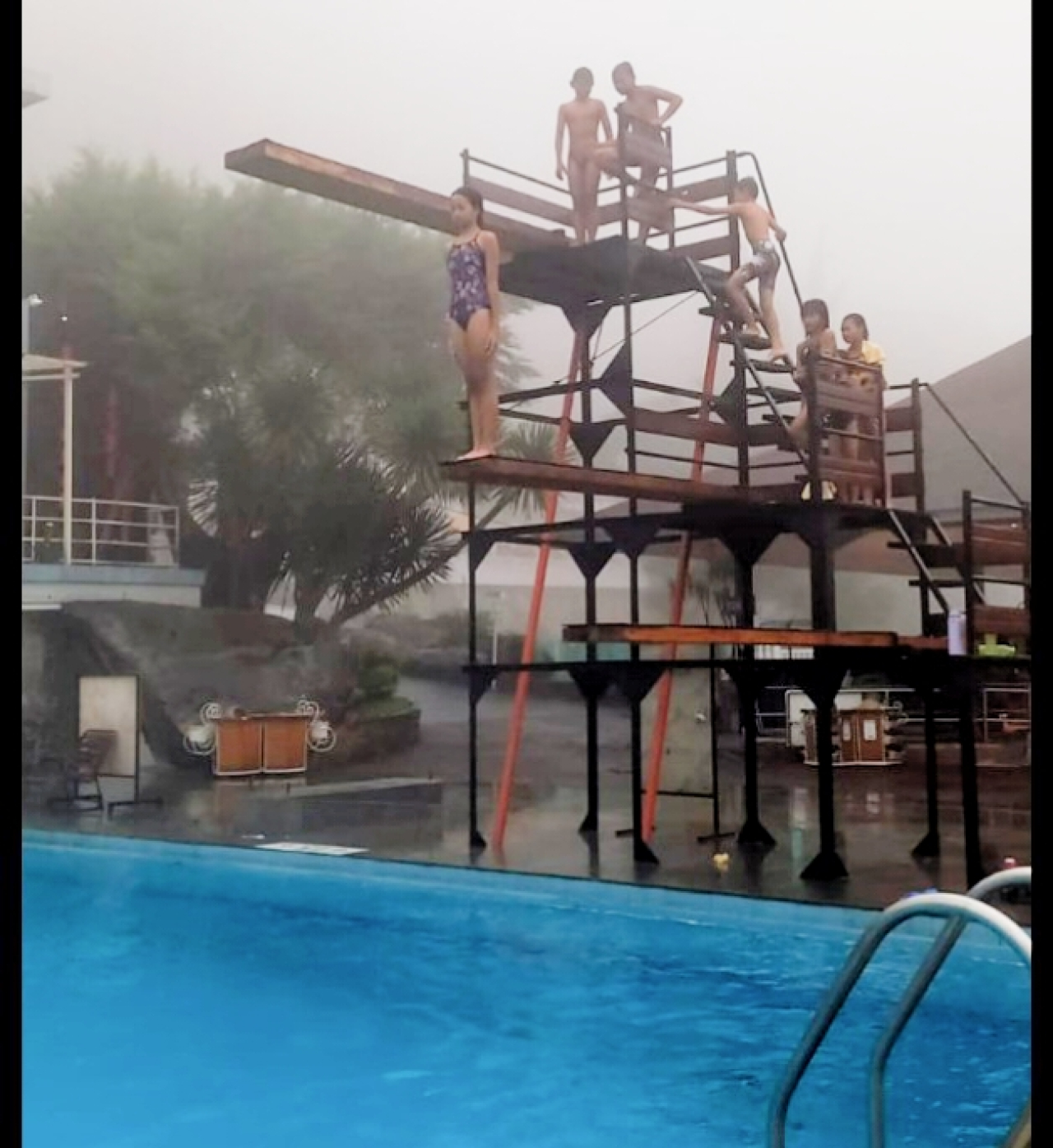 Suasana berkabut di venue loncat indah yang digelar di Kolam Renang Taman Rekreasi Selecta Kota Batu