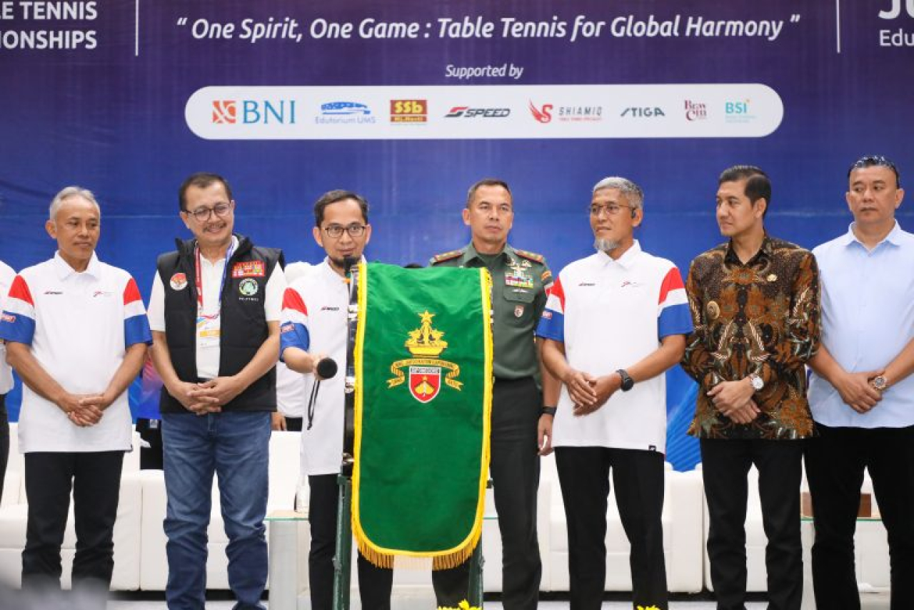 Sekda Provinsi Jawa Tengah, Sumarno, bersama dai kondang Ustaz Adi Hidayat membuka secara resmi kejuaraan internasional tenis meja bertajuk UAH International Super Series V, Kamis (26/6)