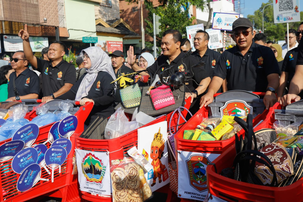 Gubernur Jawa Tengah, Ahmad Luthfi, pada Minggu (29/6/2025), memimpin kirab troli sebagai tanda pembukaan resmi Soloraya Great Sale (SGS) 2025