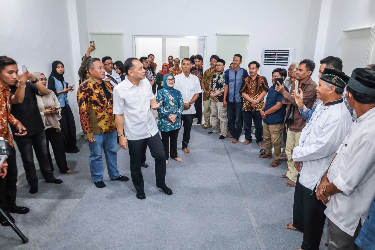 Wali Kota Surabaya Eri Cahyadi dalam forum kelas parenting bertajuk Ayah Hebat Surabaya yang digelar di RW 4 Tambaksari, Kamis (19/6/2025) malam