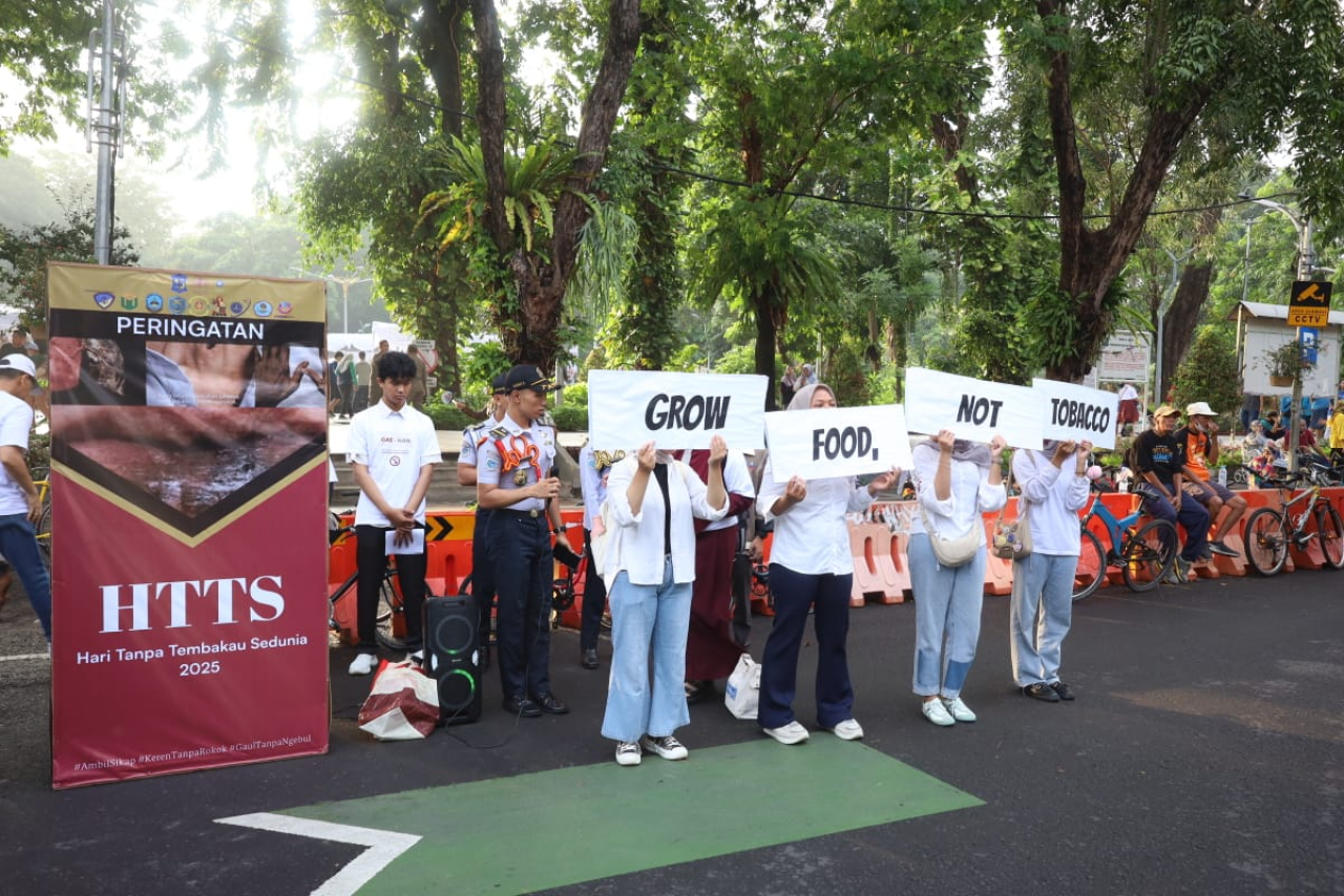 Pemkot Surabaya bersama FKM Unair menggelar peringatan Hari Tanpa Tembakau Sedunia (HTTS) di Taman Bungkul, Minggu (1/6/2025)
