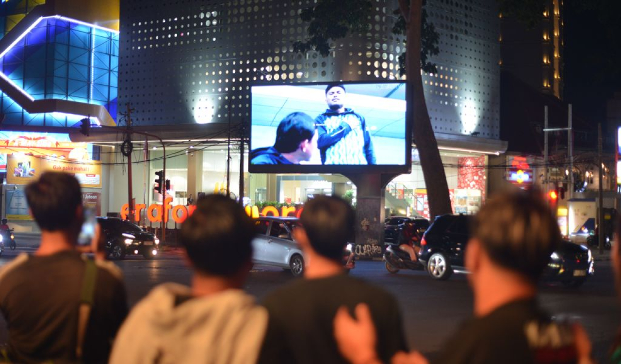 PERSIB mengumumkan bergabungnya Saddil Ramdani via videotron di depan Erafone & More Dago, Jalan Ir. H. Juanda No. 52, Kota Bandung. (PERSIB.co.id/Barly Isham)