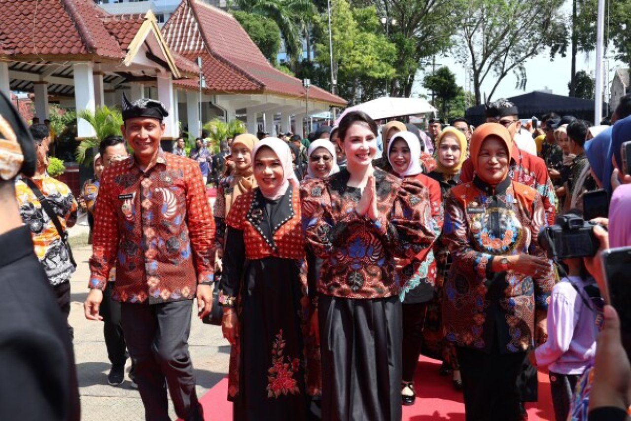 Ketua Dewan Kerajinan Nasional Daerah (Dekranasda) Jawa Timur Arumi Bachsin menghadiri Bojonegoro Wastra Batik Festival (BWBF) 2025  di alun-alun Kabupaten Bojonegoro, Jawa Timur, Rabu (18/6/2025)