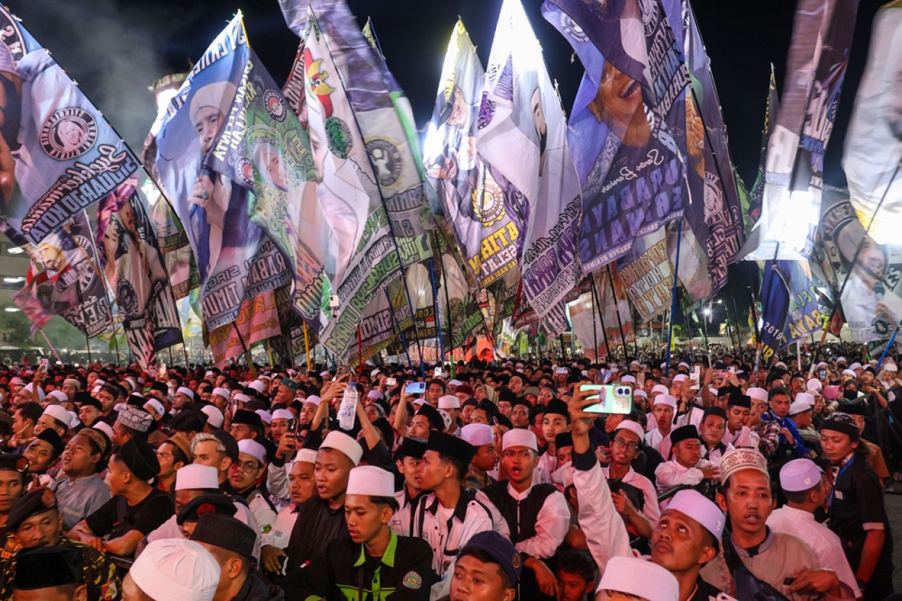 Ribuan warga dari berbagai penjuru daerah mengikuti Gema sholawat menggema dari Surabaya Expo Center (SBEC) di Jalan Kusuma Bangsa, Kamis (12/6/2025)
