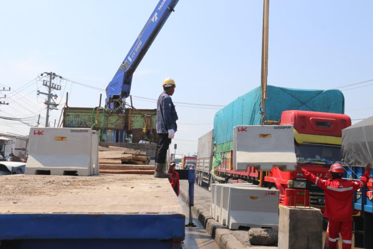 Penanganan banjir rob di kawasan Sayung, Kabupaten Demak, Jawa Tengah, terus dilanjutkan dengan menutup akses putar balik (U-Turn) di ruas Jalan Semarang–Sayung Kilometer 9 menggunakan pembatas beton atau concrete barrier.